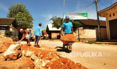 Warga mengerjakan pembuatan berem jalan yang telah dibetonisasi di Desa Tegaldowo, Kecamatan Gunem, Kabupaten Rembang. Peningkatan infrastruktur di desa yang berada di Ring I Pabrik Semen rembang terus ditingkatkan melalui bantuan lagsung PT semen Indonesia kepada pemerintah desa.