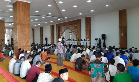 Warga mengerjakan shalat Jumat berjamaah di Tajug Gede Cilodong, Kabupaten Purwakarta. 