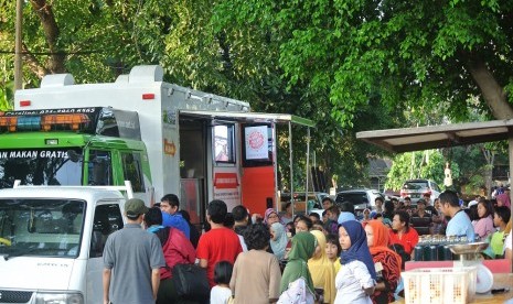 Warga mengerubungi mobil Humanity Food Truck