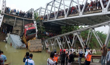 Warga mengerumuni lokasi jembatan Widang yang runtuh, Tuban, Jawa Timur, Selasa (17/4). 