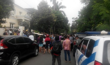 Warga mengerumuni lokasi perampokan dan penyanderaan di Bukit Hijau VII Pondok Indah, beberapa waktu lalu.