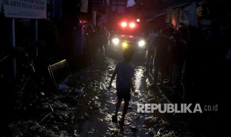 Warga mengevakuasi barang dan membersihkan lumpur sisa banjir bandang di SDN 106 Aji Tunggal , Sukup Baru, Ujungberung, Bandung, Jawa Barat, Senin (1/4/2019).