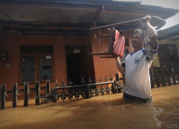 Warga mengevakuasi harta mereka akibat air banjir yang terparah selama delapan tahun terakhir masih menggenangi kawasan permukiman warga di RW 3, Pondok Labu, Cilandak, Jakarta Selatan, Senin (31/10). (Republika/Aditya)