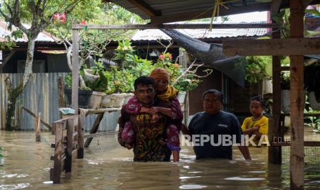 Warga mengevakuasi seorang lanjut usia dari lokasi banjir di Kampung Baru, Lhoksukon, Aceh Utara, Aceh, Ahad (9/10/2022). Data Badan Penanggulangan Bencana Daerah (BPBD) setempat menyebutkan banjir Aceh Utara terus meluas hingga ke 15 kecamatan dengan jumlah pengungsi sebanyak 39.847 orang menyusul hujan lebat terus terjadi ditambah air kiriman dari hulu Takengon, Aceh Tengah dan Kabupaten Bener Meriah. 