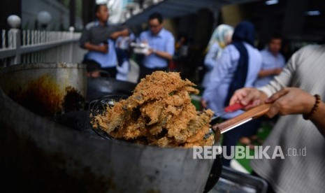 Warga menggoreng ikan dalam acara Makan Ikan Bersama di kantor Kementerian Kelautan dan Perikanan, Jakarta, Kamis (21/11/2019).