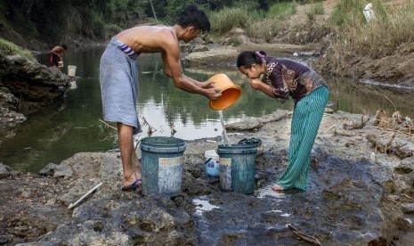 Warga menggunakan air dari sumur buatan di Sungai Cibeet, kampung Jatimulya, Desa Wanakerta, Telukjambe Barat, Karawang, Jawa Barat, Minggu (26/5/2019).