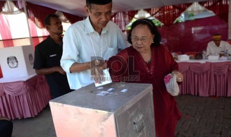 Warga menggunakan hak pilih dalam pemilihan wali kota Depok di TPS Kampung Pilkada RW 03, Depok, Jawa Barat, Rabu (9/12). (Republika/Wihdan)