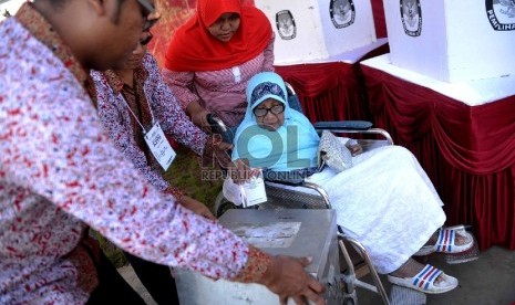 Warga menggunakan hak pilih dalam pemilihan wali kota Depok di TPS Kampung Pilkada RW 03, Depok, Jawa Barat, Rabu (9/12). (Republika/Wihdan)