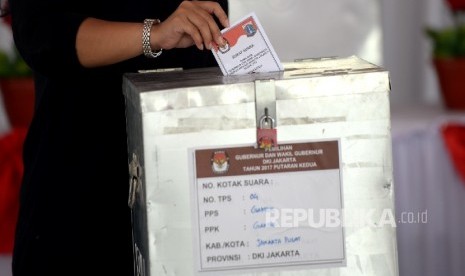  Warga menggunakan hak pilih pada Pilkada DKI Jakarta putaran ke-2 di TPS IV Gambir, Jakarta Pusat, Rabu (19/4)