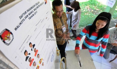 Warga menggunakan hak pilihnya dalam Pemilihan Wali Kota Bogor periode 2013-2018 di Kedungwaringin, Tanah Sareal, Bogor, Jawa Barat, Sabtu (14/9). (Republika/Aditya Pradana Putra)