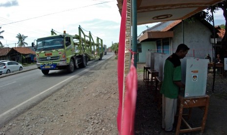 Warga menggunakan hak pilihnya dalam Pemilu Presiden dan Wakil Presiden di TPS 18, Desa Klampok, Brebes, Jawa Tengah, Rabu (9/7). 