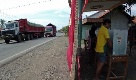 Warga menggunakan hak pilihnya dalam Pemilu Presiden dan Wakil Presiden di TPS 18, Desa Klampok, Brebes, Jawa Tengah, Rabu (9/7). 