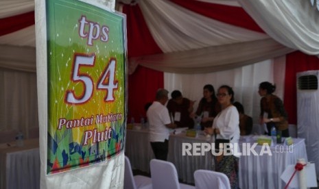 Warga menggunakan hak suaranya di TPS 54 Pantai Mutiara, Penjaringan, Jakarta Utara, Rabu (19/4). 