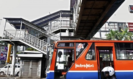 Warga menggunakan jasa Metromini di kawasan Senen, Jakarta Pusat, Jumat (5/10). Tidak adanya badan hukum Metromini yang dikelola secara perorangan, membuat izin trayek angkutan umum tersebut terancam dicabut Dinas Perhubungan (Dishub) DKI Jakarta.