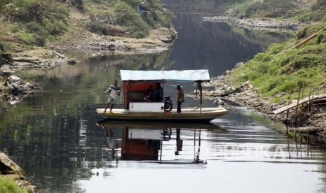 Warga menggunakan jasa penyeberangan perahu eretan di Sungai Cileungsi pebatasan Kabupaten Bogor- Kabupaten Bekasi, Bojong Kulur, Kabupaten Bogor, Jawa Barat, Senin (22/7/2019). 