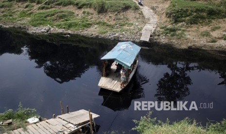 Warga menggunakan jasa penyeberangan perahu eretan di Sungai Cileungsi pebatasan Kabupaten Bogor- Kabupaten Bekasi, Bojong Kulur, Kabupaten Bogor, Jawa Barat, Senin (22/7/2019). 