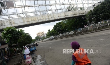  Warga menggunakan JPO tanpa atap di kawasan Mangga Dua. 