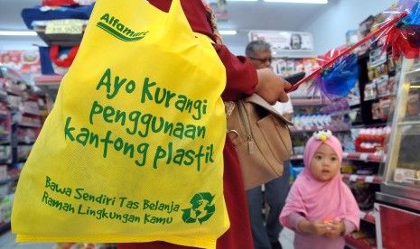 Warga menggunakan kantong belanja guna ulang saat berbelanja di salah satu minimarket. Mulai 1 Januari 2020, minimarket di Semarang tak lagi menyediakan kantong plastik bagi konsumennya.