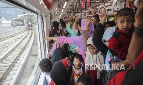 Warga menggunakan kereta MRT pada hari terakhir periode gratis di Stasiun MRT Blok M, Jakarta, Ahad (31/3/2019).