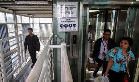 Warga menggunakan lift di Jembatan Penyeberangan Orang (JPO) Tosari, Jakarta, Kamis (27/9).