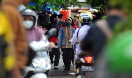 Warga menggunakan masker saat berjalan di Pasar Raya Padang, Sumatera Barat, Senin (6/4/2020). Pemkot Padang mulai Senin (6/4/2020) mewajibkan penggunaan masker bagi setiap warga yang keluar rumah dan pendatang untuk mengantisipasi penyebaran COVID-19, jika aturan tersebut dilanggar maka akan didenda dengan membayar menggunakan masker sebanyak dua buah.