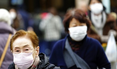 Warga menggunakan masker untuk menghindari penyebaran virus pneumonia di pusat kota Tokyo, Kamis (16/1). Vaksin pneumonia yang ada saat ini tak mempan untuk pneumonia misterius yang muncul di Wuhan, Cina.