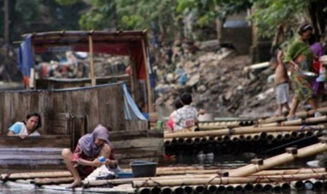 Warga menggunakan MCK darurat di bantaran kali Ciliwung, Bukit Duri, Jakarta, Senin (19/3). (Republika/Adhi Wicaksono)