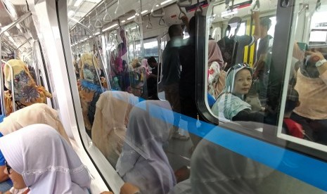 Warga menggunakan MRT (Mass Rapid Transit) pada hari terakhir uji coba publik pengoperasian fase I koridor Lebak Bulus - Bundaran HI di Jakarta, Sabtu (23/3/2019). 