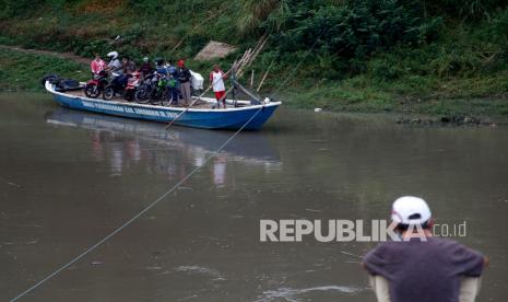 Warga menggunakan perahu untuk menyeberangi Sungai Bengawan Solo yang menghubungkan Desa Mojolaban, Sukoharjo dan Kampung Sewu, Solo, Jawa Tengah, Selasa (13/9/2019). Untuk mempersingkat jarak dan waktu, warga setempat menggunakan transportasi perahu tersebut menyeberangi Sungai Bengawan Solo walaupun sangat beresiko karena tingginya debit air pada beberapa hari terakhir.