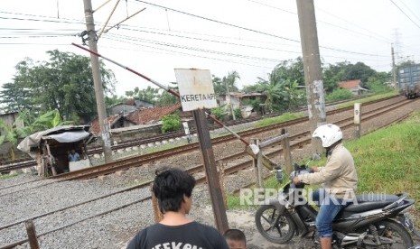  Warga menggunakan perlintasan kereta apa ilegal yang kerap membahayakan jiwa mereka (ilustrasi)