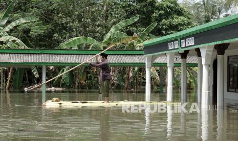 Warga menggunakan rakit darurat untuk beraktivitas di sekitar lokasi yang tergenang banjir di Desa Nusadadi, Sumpiuh, Banyumas, Jateng, Jumat (18/03/2022). Hujan deras yang mengguyur wilayah selatan Jateng beberapa hari terakhir, memicu banjir dan tanah longsor pada sejumlah lokasi di Kabupaten Banyumas, CIlacap, Kebumen, dan Purworejo.