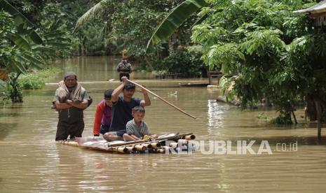 Warga menggunakan rakit darurat untuk melakukan evakuasi dari rumah yang terendam banjir di Desa Gentasari, Kroya, Cilacap, Jawa Tengah, Selasa (27/10/2020). Hujan deras yang mengguyur wilayah selatan Jateng akibat dampak dari fenomena La Nina, selama dua hari terakhir, menyebabkan banjir dan longsor pada sejumlah wilayah di Kabupaten Kebumen, Cilacap, dan Banyumas. 