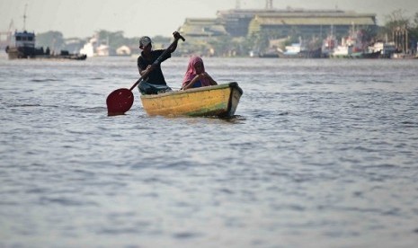 Warga menggunakan sampan melintas di Sungai kapuas, Pontianak, Kalimantan Barat.