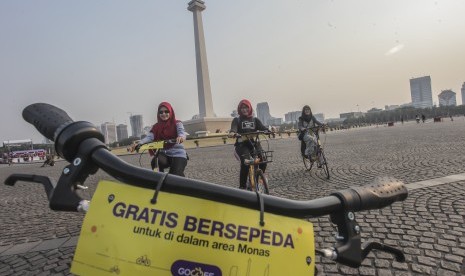 Warga menggunakan sepeda gratis di Monas, Jakarta, Sabtu (28/7). 