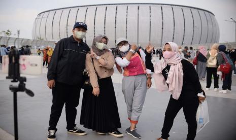 Warga menghadiri acara Puncak Perayaan HUT ke-495 tahun Jakarta di Jakarta International Stadium (JIS), Jakarta, Sabtu (25/6/2022). PLN menjami pasokan listrik untuk JIS dan sirkuit Formula E di Ancol.