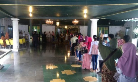 Warga menghadiri open house Sultan Sepuh Cirebon.