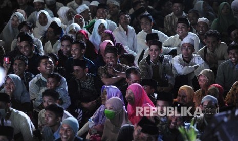  Warga menghadiri pembukaan Pesona Khazanah Ramadhan 2017 di Islamic Center, Mataram, Lombok, Nusa Tenggara Barat, Kamis (25\5)