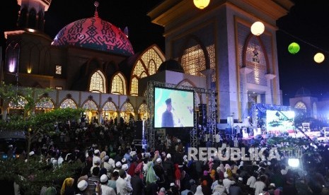 Warga menghadiri pembukaan Pesona Khazanah Ramadhan 2017 di Islamic Center, Mataram, Lombok, Nusa Tenggara Barat.