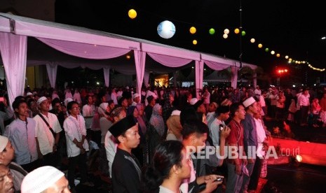 Warga menghadiri pembukaan Pesona Khazanah Ramadhan 2017 di Islamic Center, Mataram, Lombok, Nusa Tenggara Barat, Kamis (25\5)