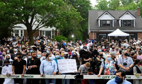 Penabrakan Muslim, Kanada Diliputi Suasana Takut dan Marah. Warga menghadiri peringatan keluarga Muslim yang ditabrak di luar Masjid London Muslim, London, Kanada, Selasa (8/6). Polisi mengatakan penabrakan itu didasari kebencian.