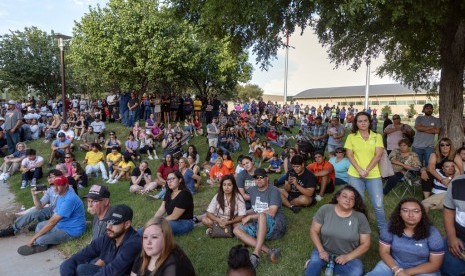 Warga menghadiri peringatan mengenang korban penembakan di University of Texas di Odessa, Texas, Ahad (1/9).