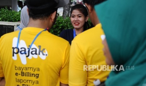 Warga menghadiri sosialisasi kampanye Simpatik pajak bertema Spectaxular 2016 di Jakarta, Ahad (29/5).(Republika/Tahta Aidilla )