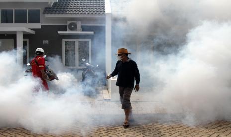 Warga menghindari petugas yang melakukan fogging atau pengasapan (ilustrasi)