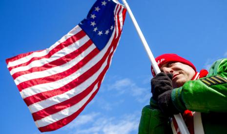 Warga mengibarkan bendera AS dalam aksi protes menuntut penyelidikan atas kekalahan Donald Trump dalam pemilu 2020. Badan pemerintah Amerika Serikat (AS) yang mengelola catatan kepresidenan, yakni National Archives and Records Administration (NARA), telah meminta Departemen Kehakiman AS untuk menyelidiki mantan presiden Donald Trump.