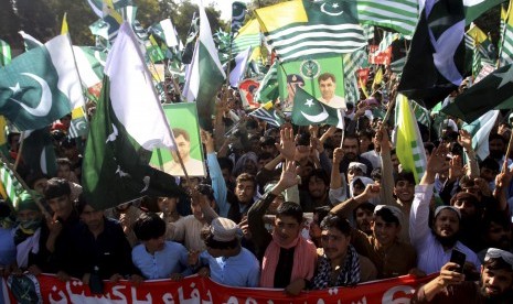  Warga mengibarkan bendera Kashmir dalam unjuk rasa memperingati Hari Pertahanan Pakistan di Quetta, Pakistan, Jumat (6/9).