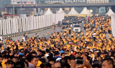 Warga mengikuti acara jalan santai dalam Festival Jalan Tol Jasa Marga di ruas Tol Bawen-Salatiga, Tingkir, Kota Salatiga, Jawa Tengah, Ahad (13/8). Acara tersebut digelar untuk memperkenalkan ruas tol sepanjang 17,57 kilometer itu.