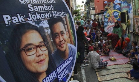 Warga mengikuti acara tumpengan kenduri selamatan sambut pernikahan Kahiyang Ayu dengan Bobby Nasution di Solo, Jawa Tengah. Acara tersebut diisi dengan doa bersama agar pernikahan Kahiyang Ayu-Bobby Nasution pada 8 November 2017 di Graha Saba, Solo, berjalan lancar.