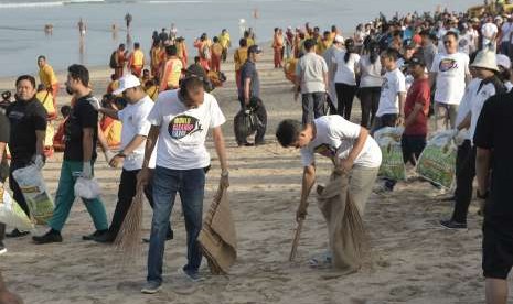 Warga mengikuti aksi bersih sampah di pantai dalam rangkaian kegiatan World Cleanup Day (ilustrasi).