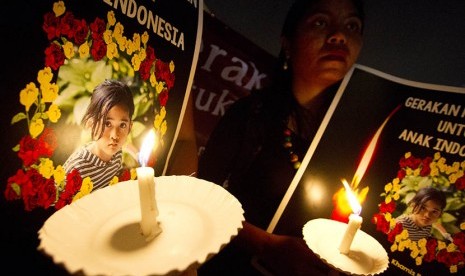 Warga mengikuti aksi Gerakan 1.000 Lilin untuk Anak Indonesia di Bundaran Hotel Indonesia, Jakarta, Kamis (10/6). 