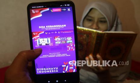 Warga mengikuti Doa Kebangsaan Lintas Agama secara virtual di Kota Kediri, Jawa Timur, Jumat (13/8/2021) malam. Kegiatan doa bersama secara virtual dari sejumlah tempat ibadah yang diselenggarakan pemerintah daerah setempat tersebut guna menyambut HUT ke-76 Kemerdekaan Republik Indonesia sekaligus memupuk kerukunan antar umat beragama. 